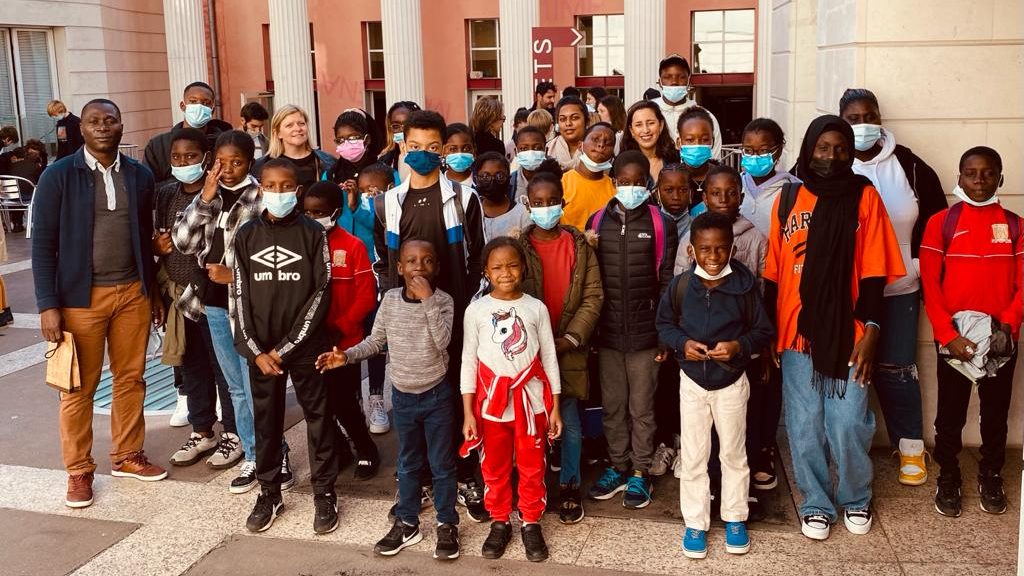 Les enfants devant le Théâtre des Abbesses