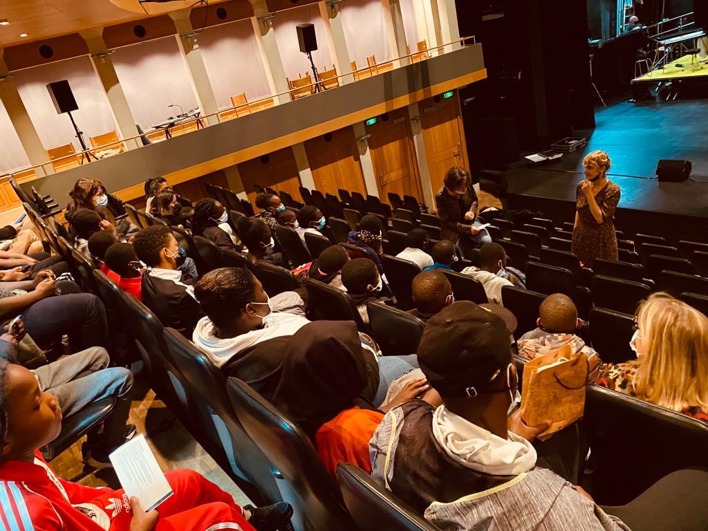 Les enfants posant des questions aux comédiens du spectacle "Ne pas finir comme Roméo et Juliette"